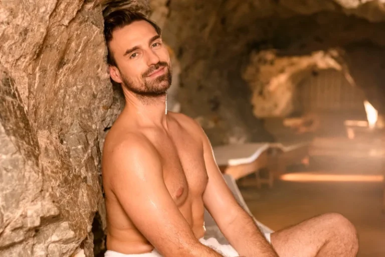 Mann entspannt im Heilstollen Gastein – Gesundheitsurlaub mit Hund im Salzburger Land