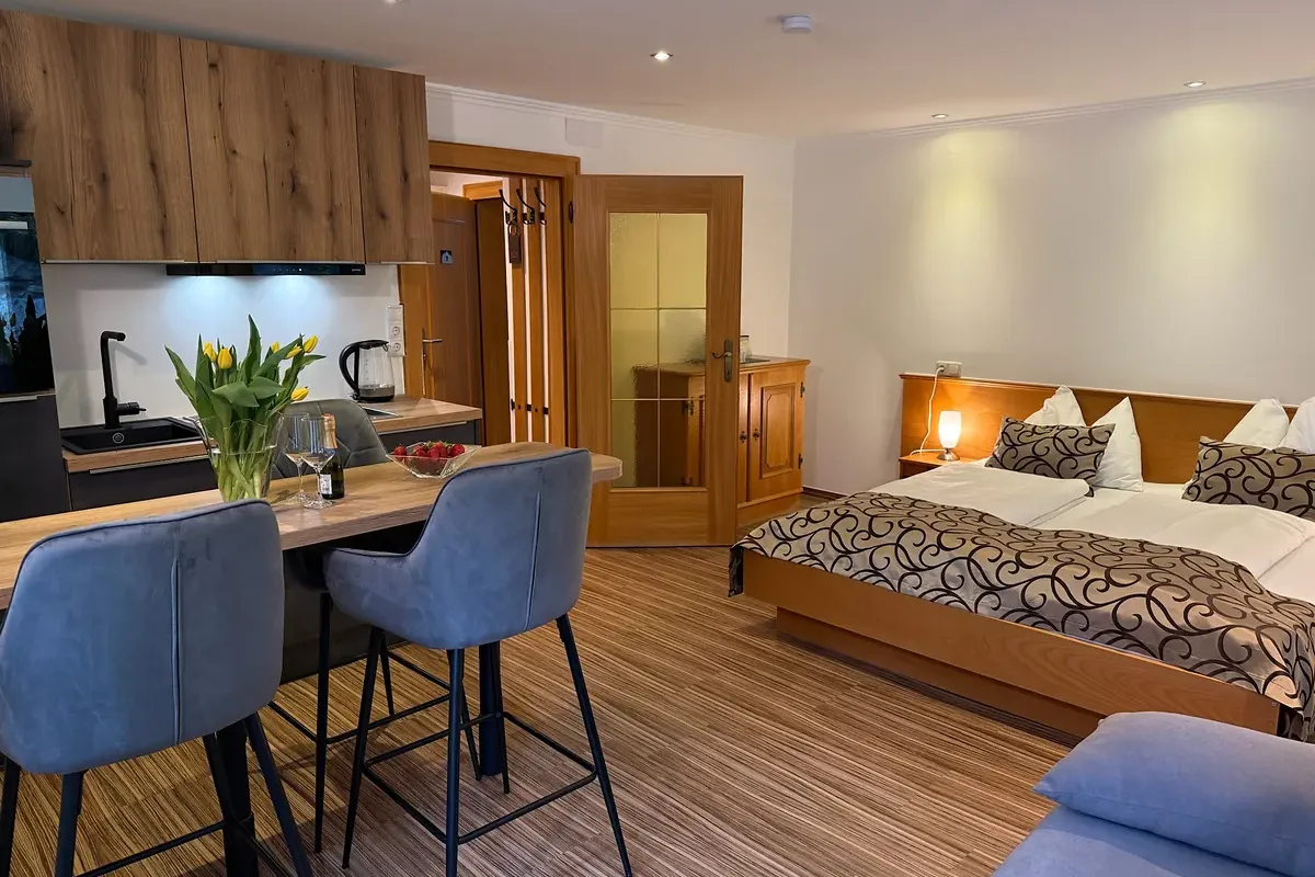 Apartment Sonnblick Wohn- und Schlafbereich mit Küche und Schlafsofa bei GRUBERS Hotel-Apartments Gastein