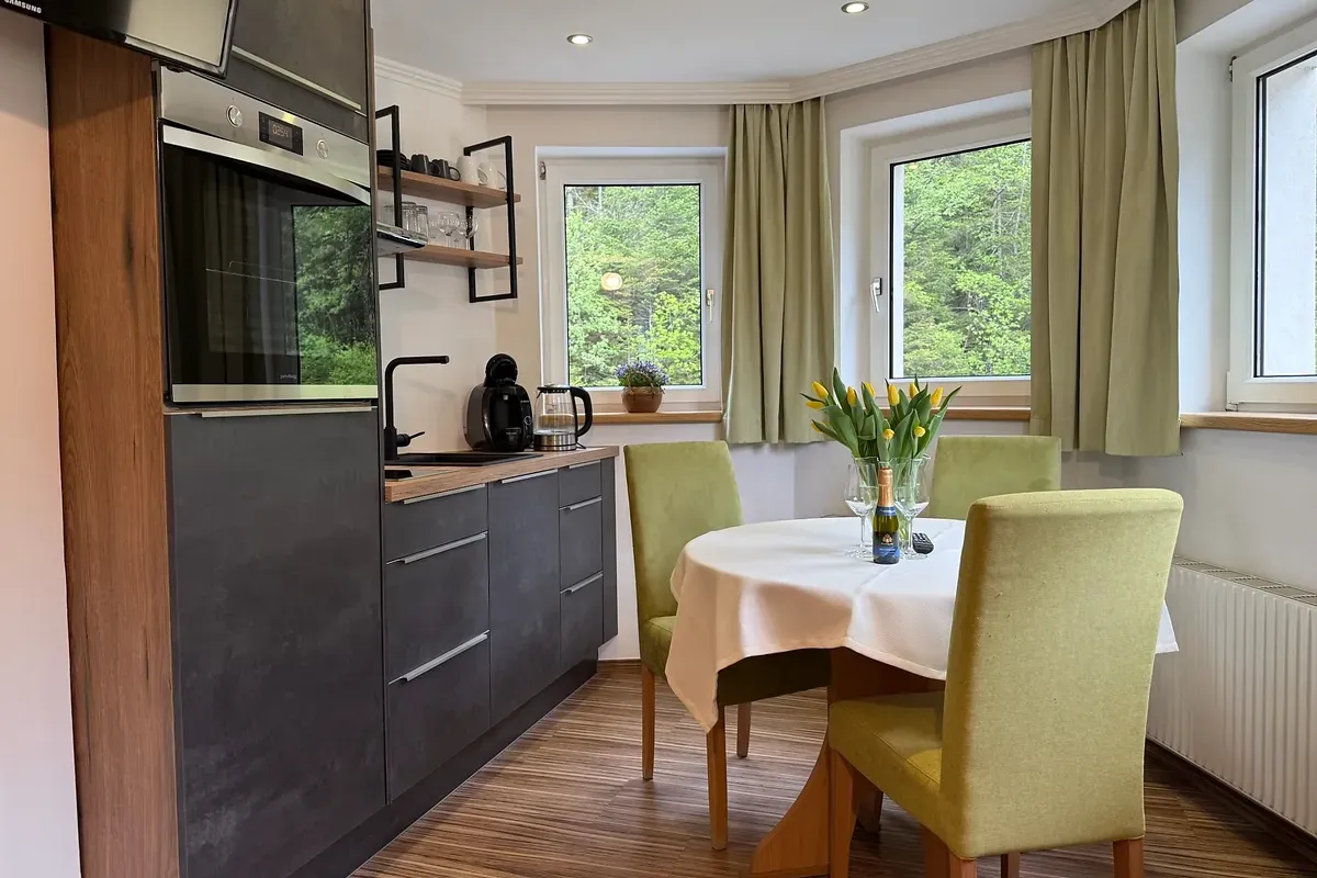 Küche und Essbereich im Erker des Apartments Schareck bei GRUBERS Hotel-Apartments Gastein