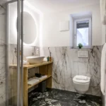 Modernes Badezimmer im Studio Reedsee mit Marmoroptik großem Waschtisch und Dusche in Bad Gastein