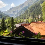 Blick vom Balkon des Apartments Gamskar auf Garten und Bergwelt in Bad Gastein