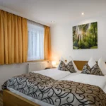 Doppelbett im Apartment Gamskar Bad Gastein im Wohn Schlafbereich