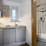 Küchenzeile im Apartment Gamskar mit Blick ins Badezimmer