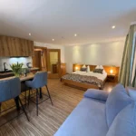 Apartment mit Hund Bad Gastein Sonnblick Wohnbereich mit Küche Essbereich und Bett
