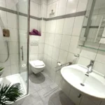 Badezimmer im Doppelzimmer Palfnersee mit Dusche und WC