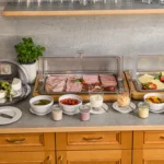 Frühstücksbuffet mit Wurst und Käseplatten aus regionalen Produkten bei GRUBERS in Bad Gastein