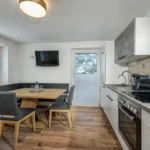 grosse ferienwohnung mit hund bad gastein kueche essplatz grossglockner.webp