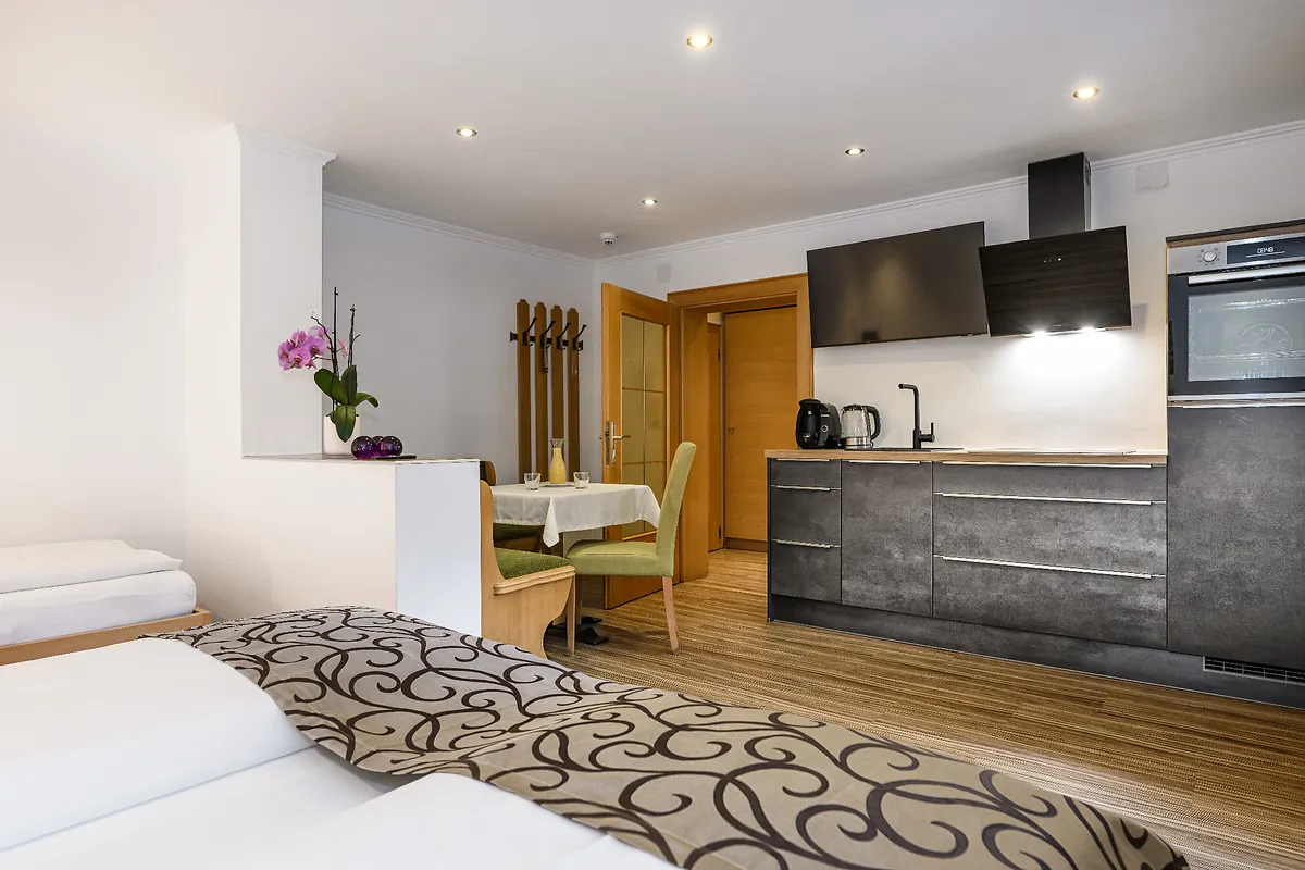 Studio Reedsee bei GRUBERS in Bad Gastein mit Küche und Sitzecke – ideal für Urlaub mit Hund