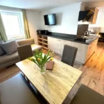 studio reedsee wohnbereich couch essbank blick schlafzimme